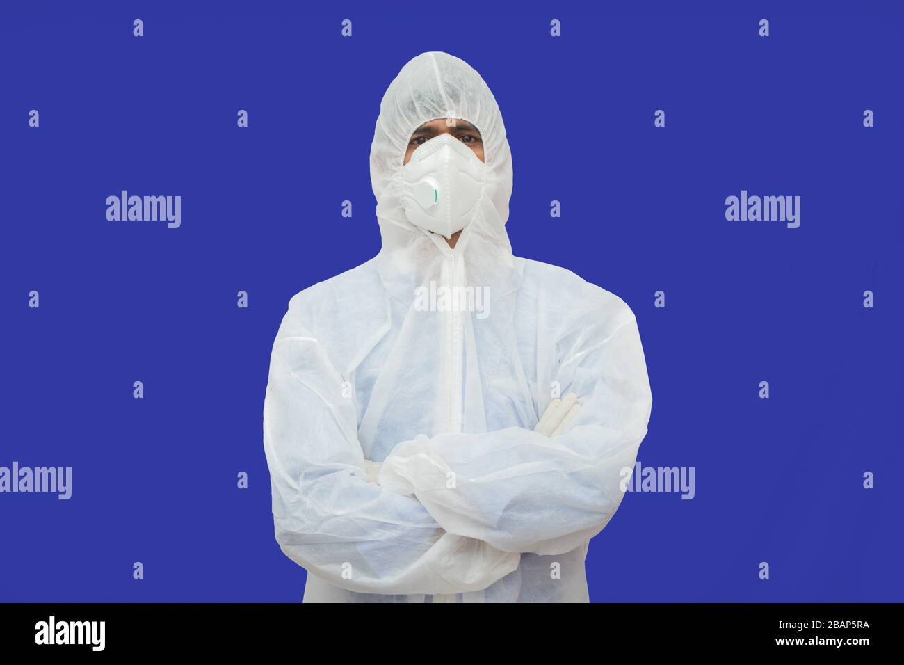 Selbstbewusster Epidemiologe im Hazmat-Anzug mit medizinischer Gesichtsmaske - Konzept zur Bekämpfung des Kovid-19- oder Coronavirus-Ausbruchs durch Kontrolle der Virusverbreitung. Stockfoto