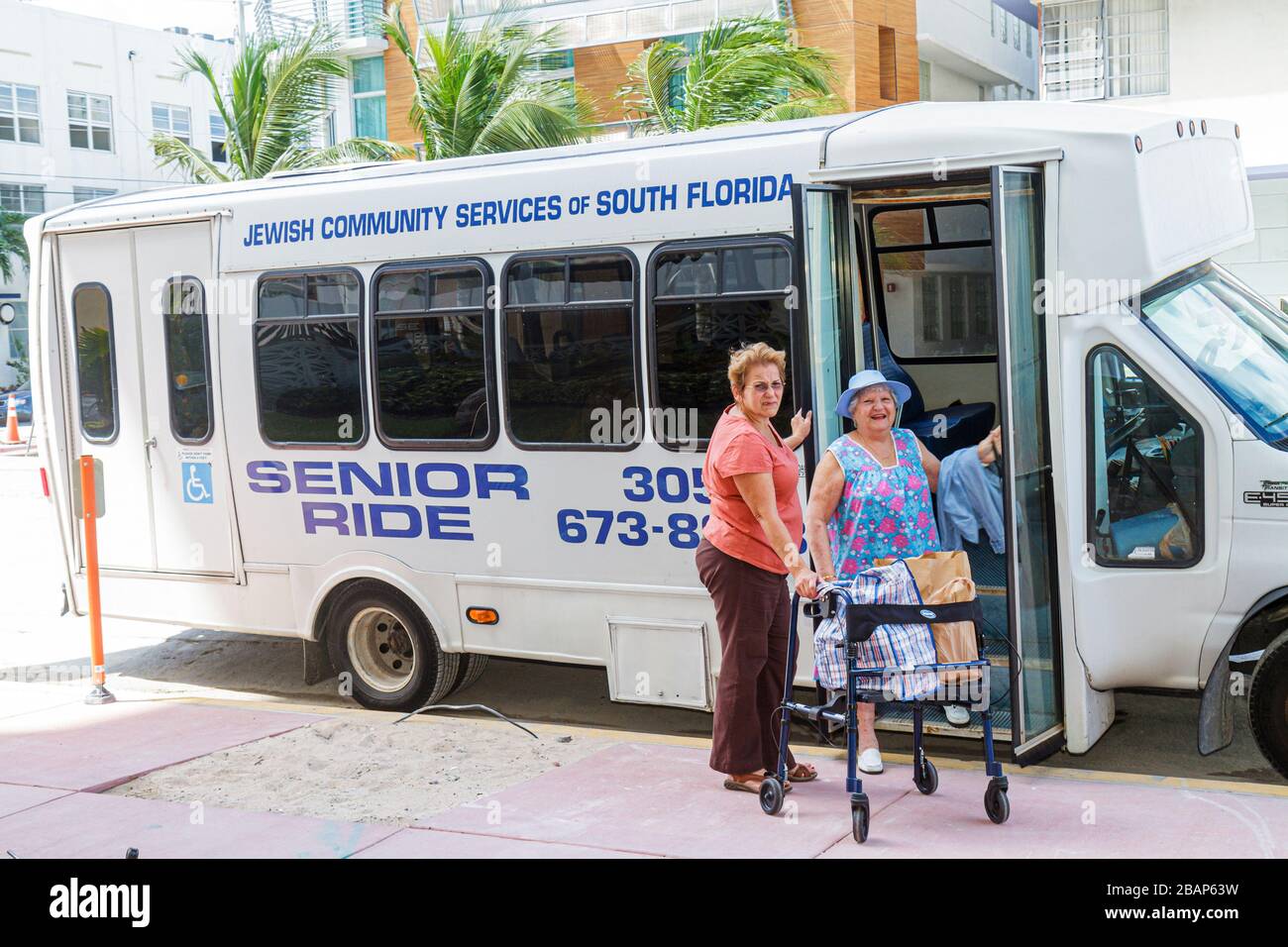 Miami Beach, Florida, Seniorenfahrt, Bus, Bus, Jüdische Gemeindedienste, weibliche Frauen Erwachsene, Spaziergänger, FL111014055 Stockfoto