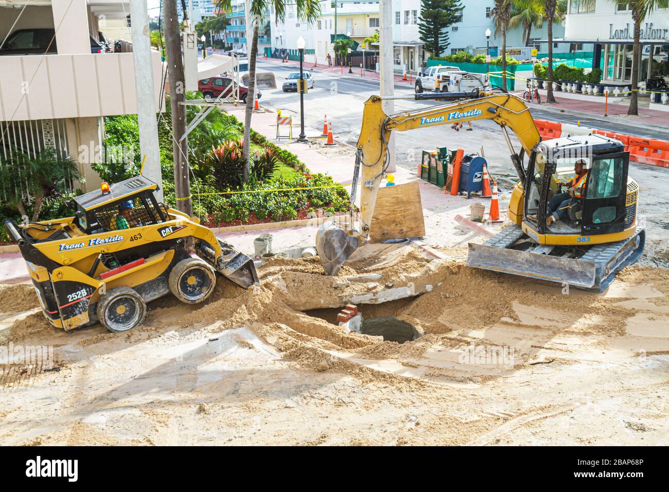 Miami Beach Florida, 4th Fourth Street, Kanalisation, Straßenreparatur, unter Neubau Baustelle Baumeister, Upgrade, Traktor Bagger, Betreiber, Black Blacks A Stockfoto