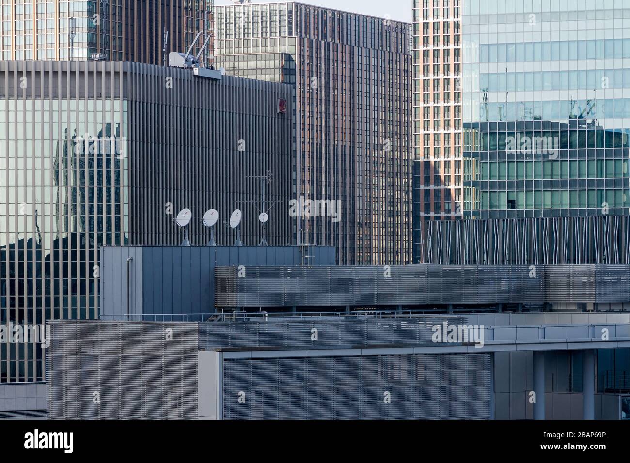 Wolkenkratzer und hohe Gebäude in Ginza, Tokio, Japan. Stockfoto