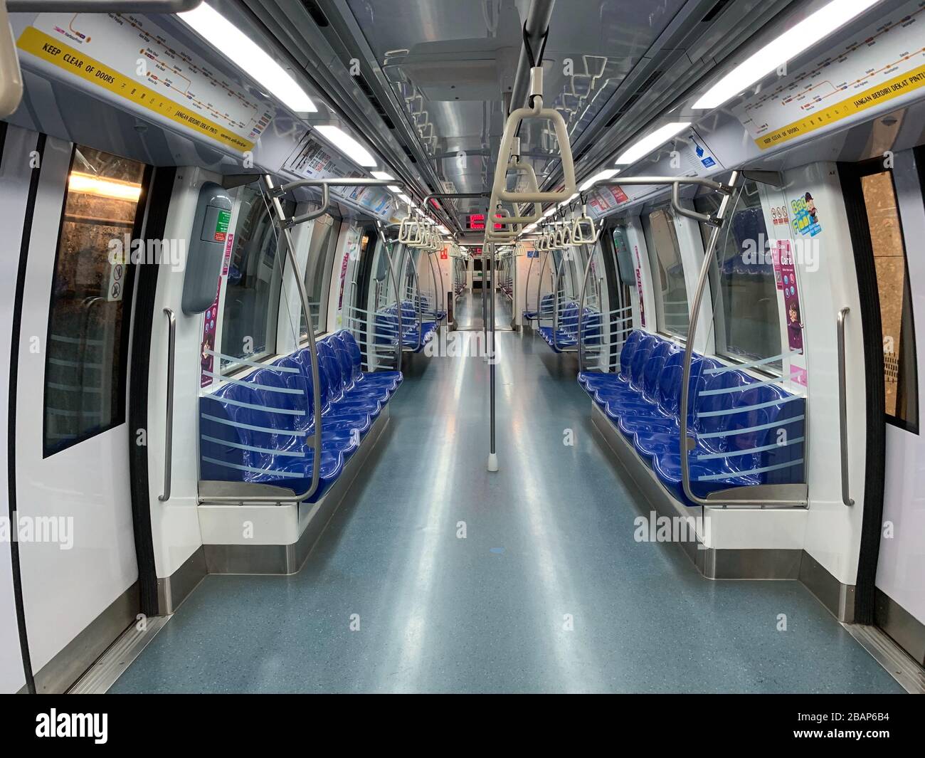 Singapur. März 2020. Ein leerer Zugwagen am MRT-Bahnhof Bayfront auf der Circle Line in Singapur am 29. März 2020. Normalerweise nutzen viele Touristen diese MRT-Station, um die Marina Bay Sounds zu besuchen, aber es war sehr ruhig wegen sozialer Distanzierung und Ängsten über das Coronavirus. Kredit: Aflo Co. Ltd./Alamy Live News Stockfoto