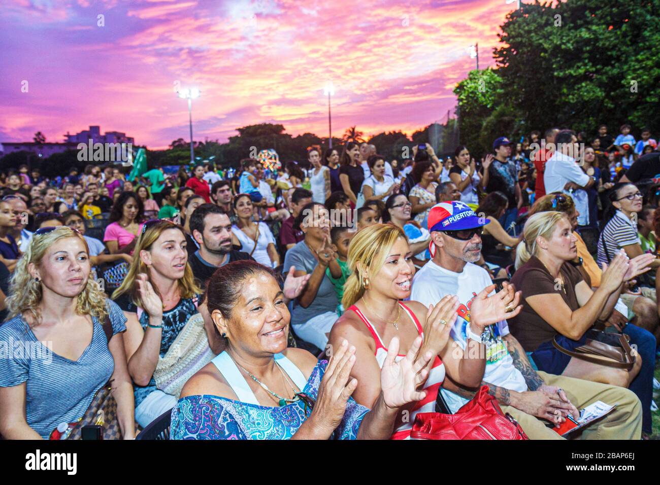 Miami Beach, Florida, North Beach, Northshore Park, Hispanic Heritage Festival, Publikum, Aufführung, Frau Frauen Erwachsene Erwachsene Erwachsene, Mann Männer, Männer, Familien Stockfoto