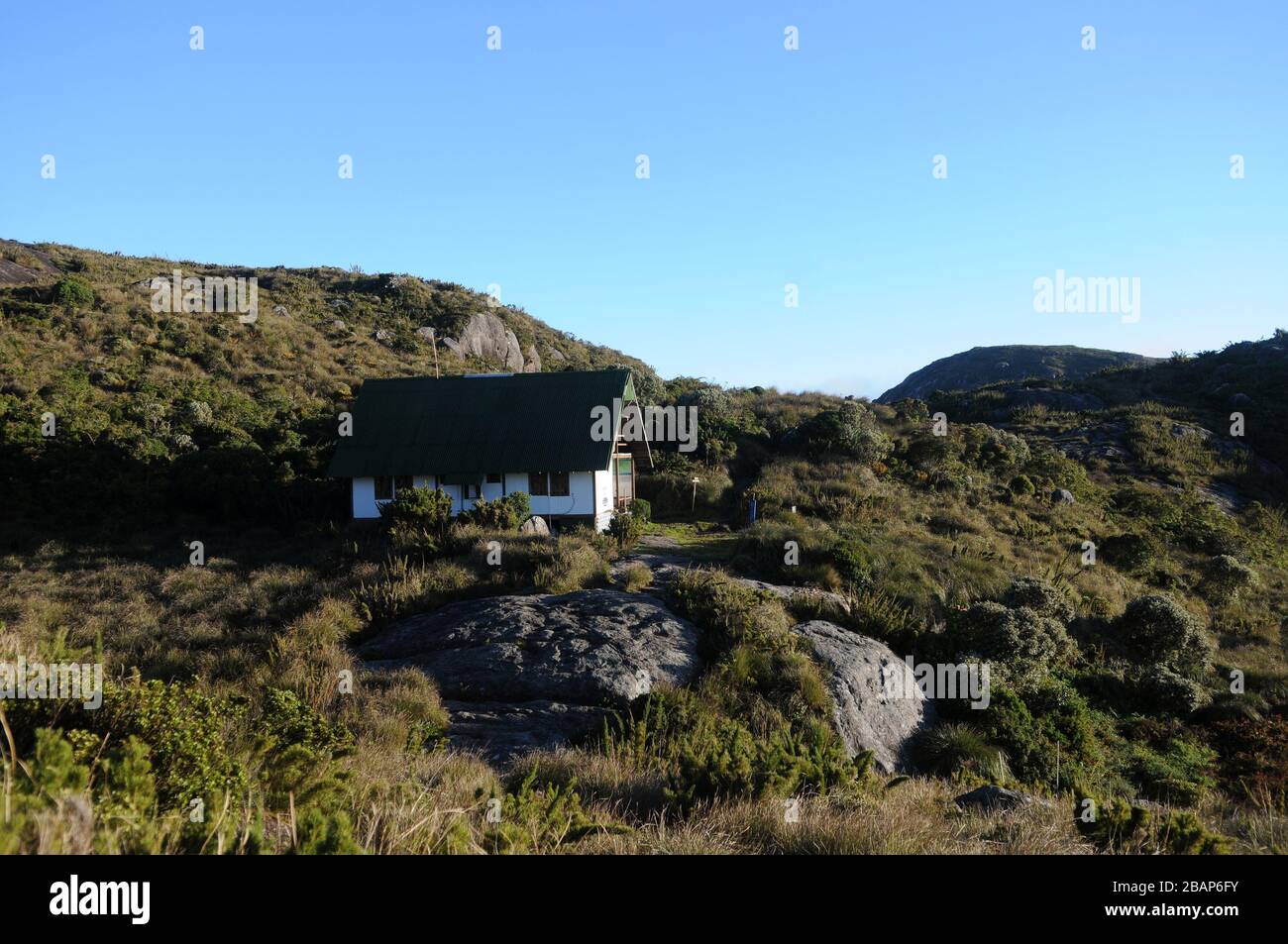 Petrópolis, Brasilien, 13. März 2020. ABRIGO do Açú, in Morro do Açú im Nationalpark Serra dos Órgãos, am meisten Punkt der Stadt PET Stockfoto