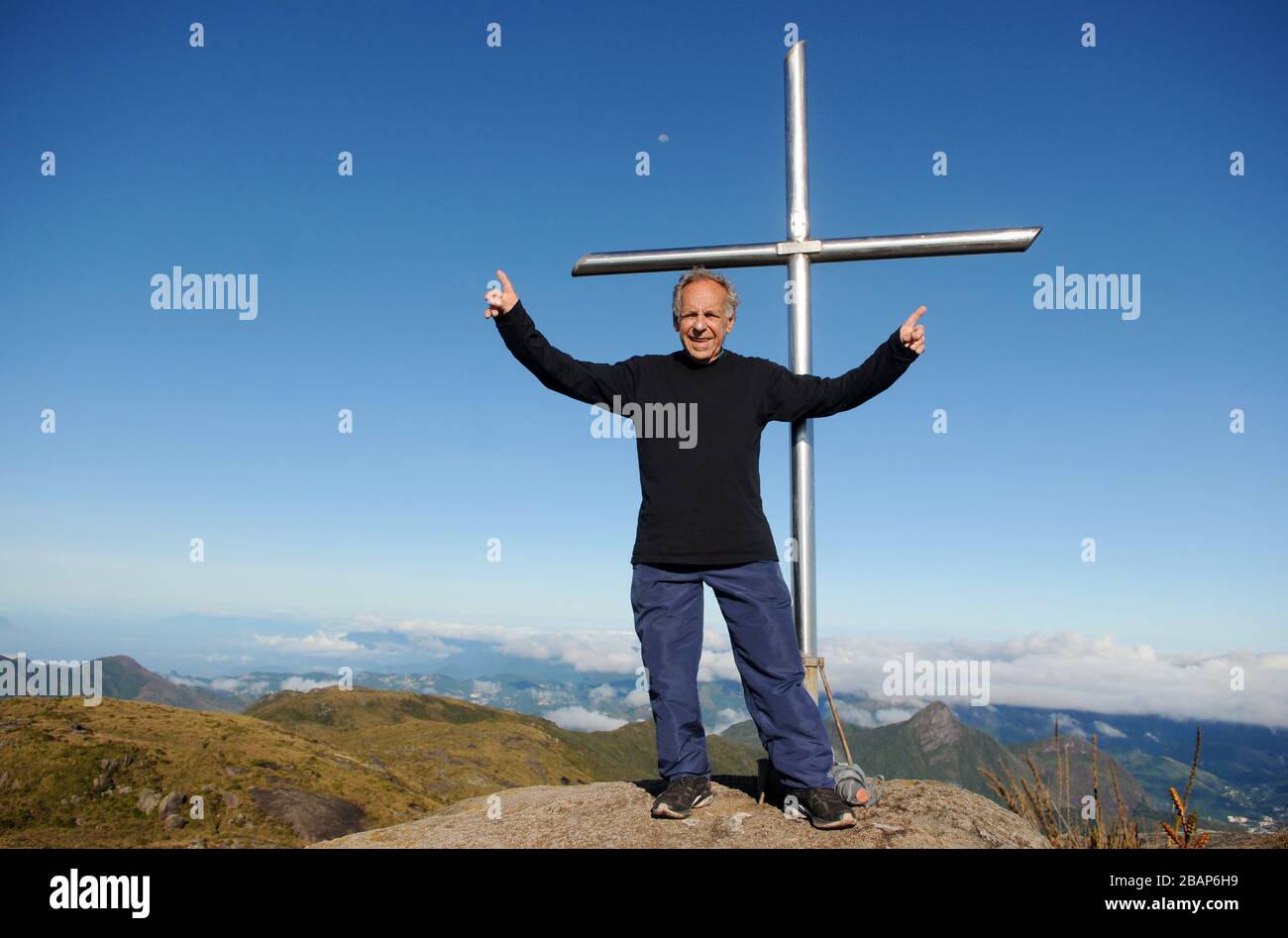 Petrópolis, Brasilien, 13. März 2020. Männer genießen den Blick vom Pico do Açú im Nationalpark Serra dos Órgãos, am meisten Punkt der Stadt PE Stockfoto