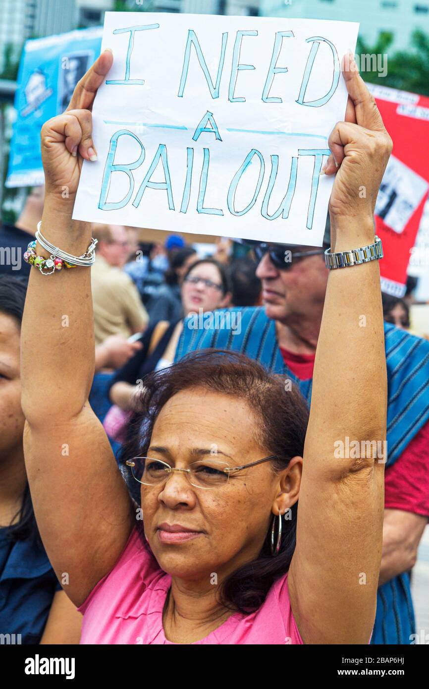 Miami Florida, Biscayne Boulevard, Freiheitsfackel, Occupy Miami, Demonstration, Protest, Demonstranten, Anti Wall Street, Banken, Gier der Unternehmen, Schild, Poster, Messag Stockfoto