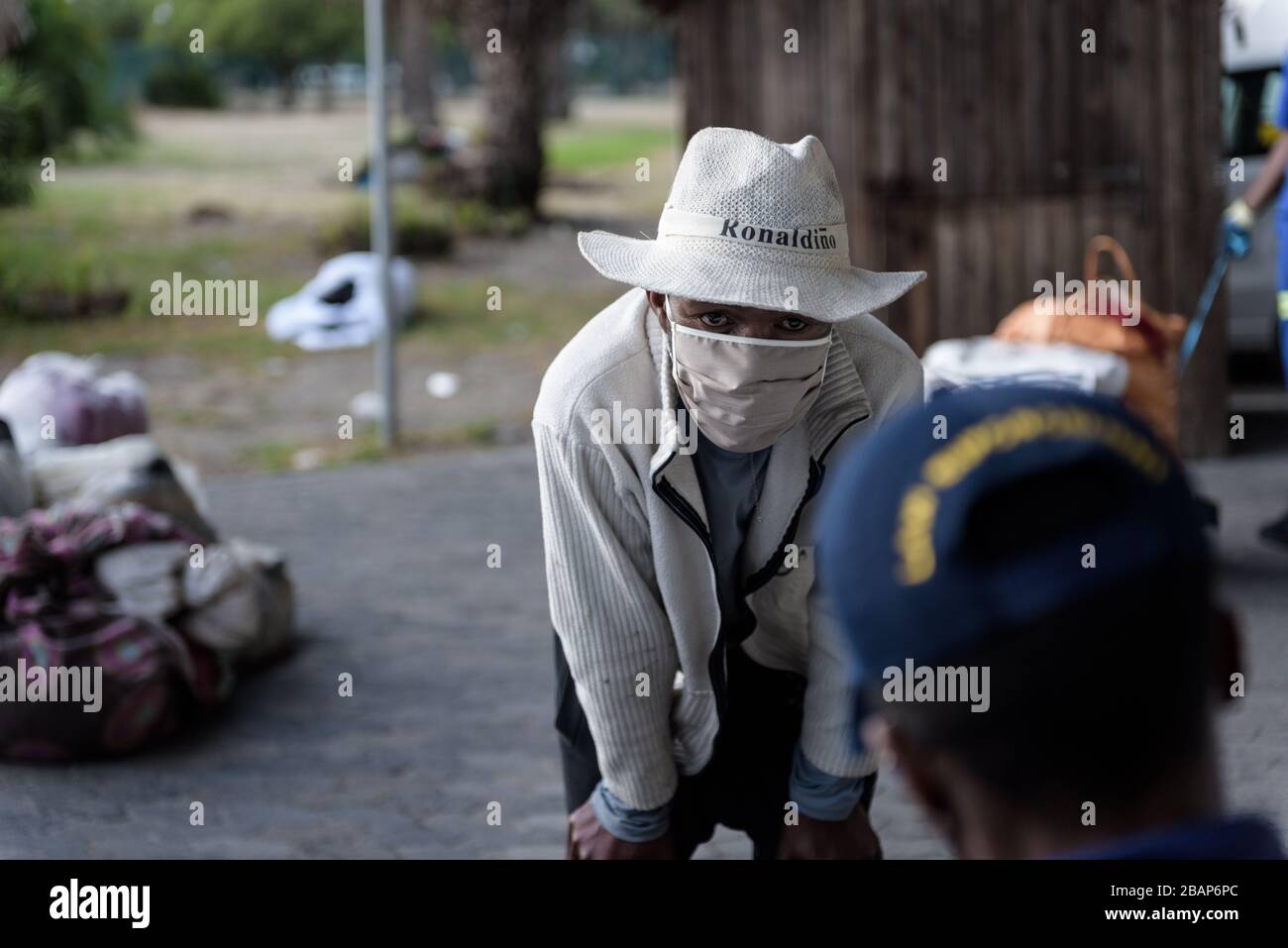 Die 21-tägige nationale Sperrzeit Südafrikas zur Eindämmung der Coronavirus-Pandemie umfasst Kapstadt, um sichere Umgebungen für Obdachlose zu schaffen Stockfoto