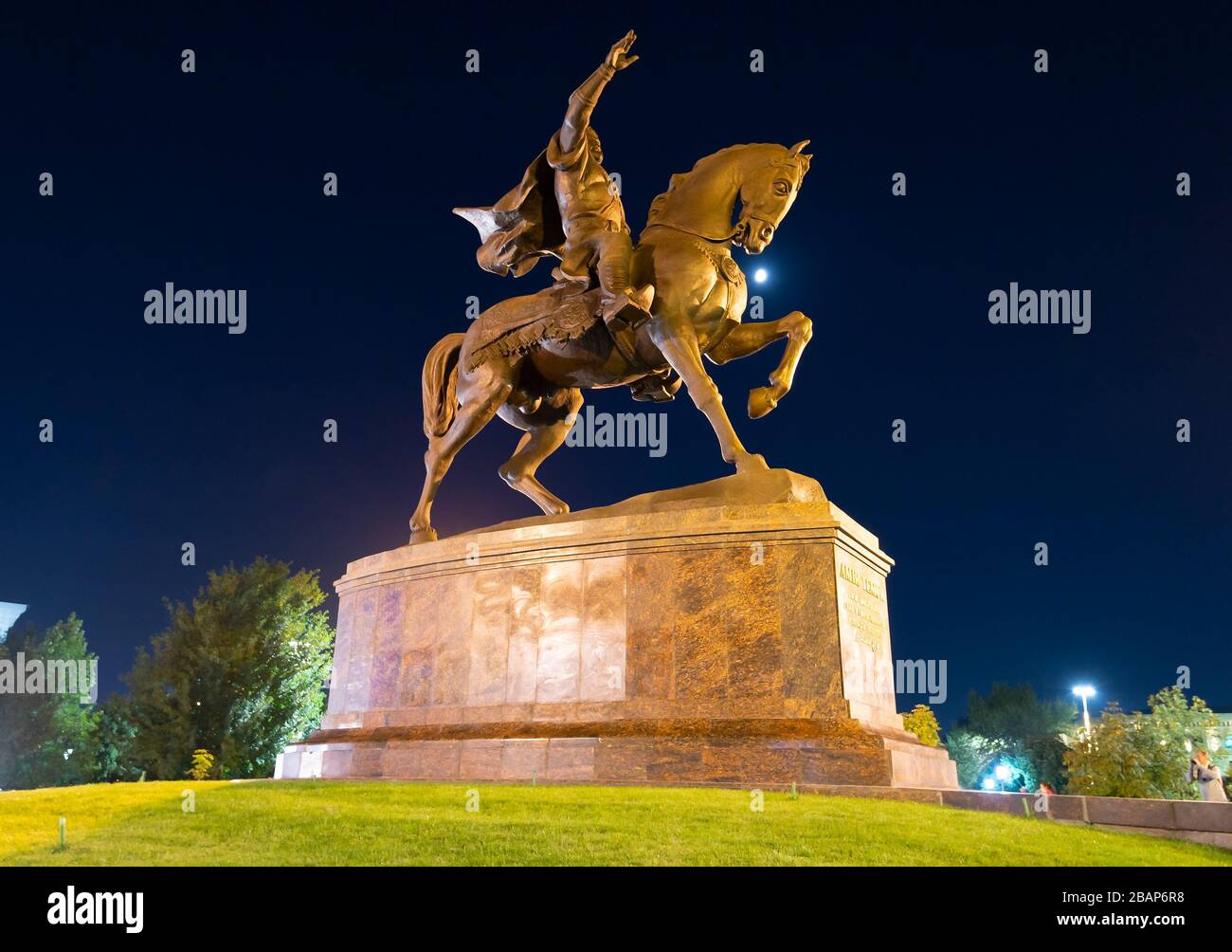Amir Timur Bronzestatue auf einem Pferd auf dem Skver im Amira Temura Platz in der Nähe in Taschkent, Usbekistan. Tamerlane war Befehlshaber eines mittelalterlichen Imperiums. Stockfoto