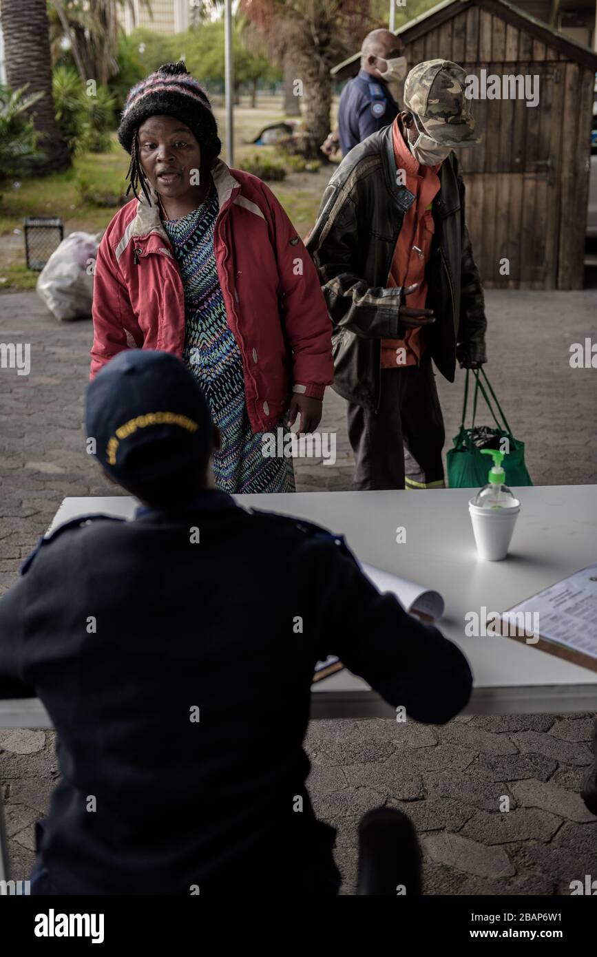 Die 21-tägige nationale Sperrzeit Südafrikas zur Eindämmung der Coronavirus-Pandemie umfasst Kapstadt, um sichere Umgebungen für Obdachlose zu schaffen Stockfoto