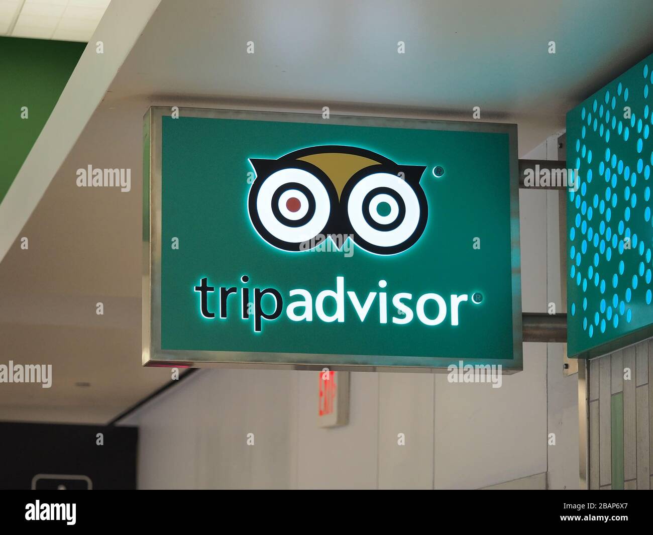 TripAdvisor Logo auf einem Schild am George Bush Intercontinental Airport in Houston, September 2018 Stockfoto