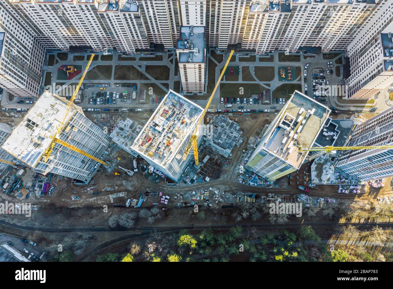 Hochhäuser im Hochhaus. Städtebauliches Konzept. Draufsicht Luftbild aus fliegender Drohne Stockfoto