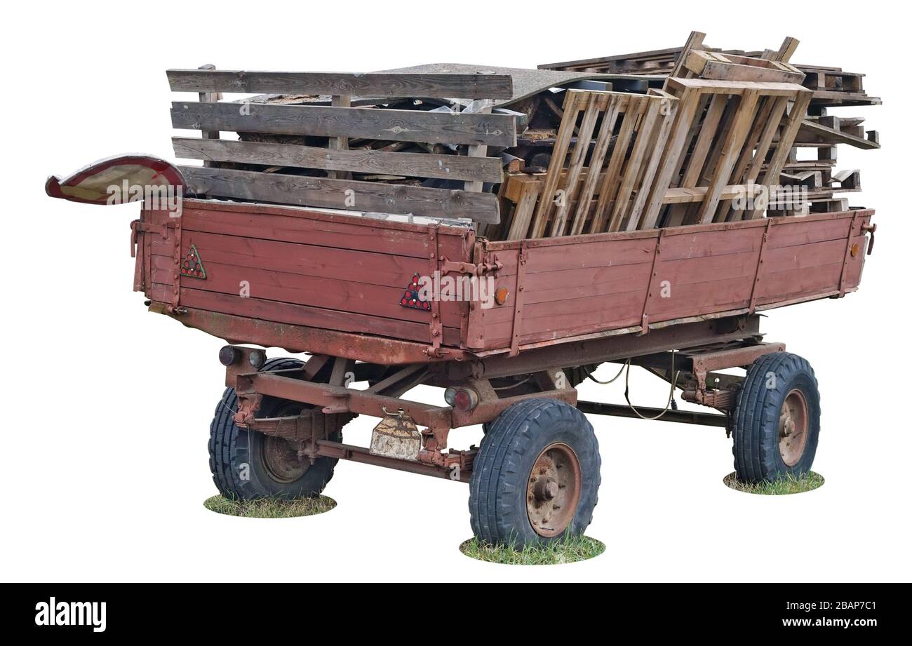 Alte rote Trakor mit ländlichen Traktoren, WUITH Holzstämme im LKW-Gehäuse isoliert auf weiß Stockfoto