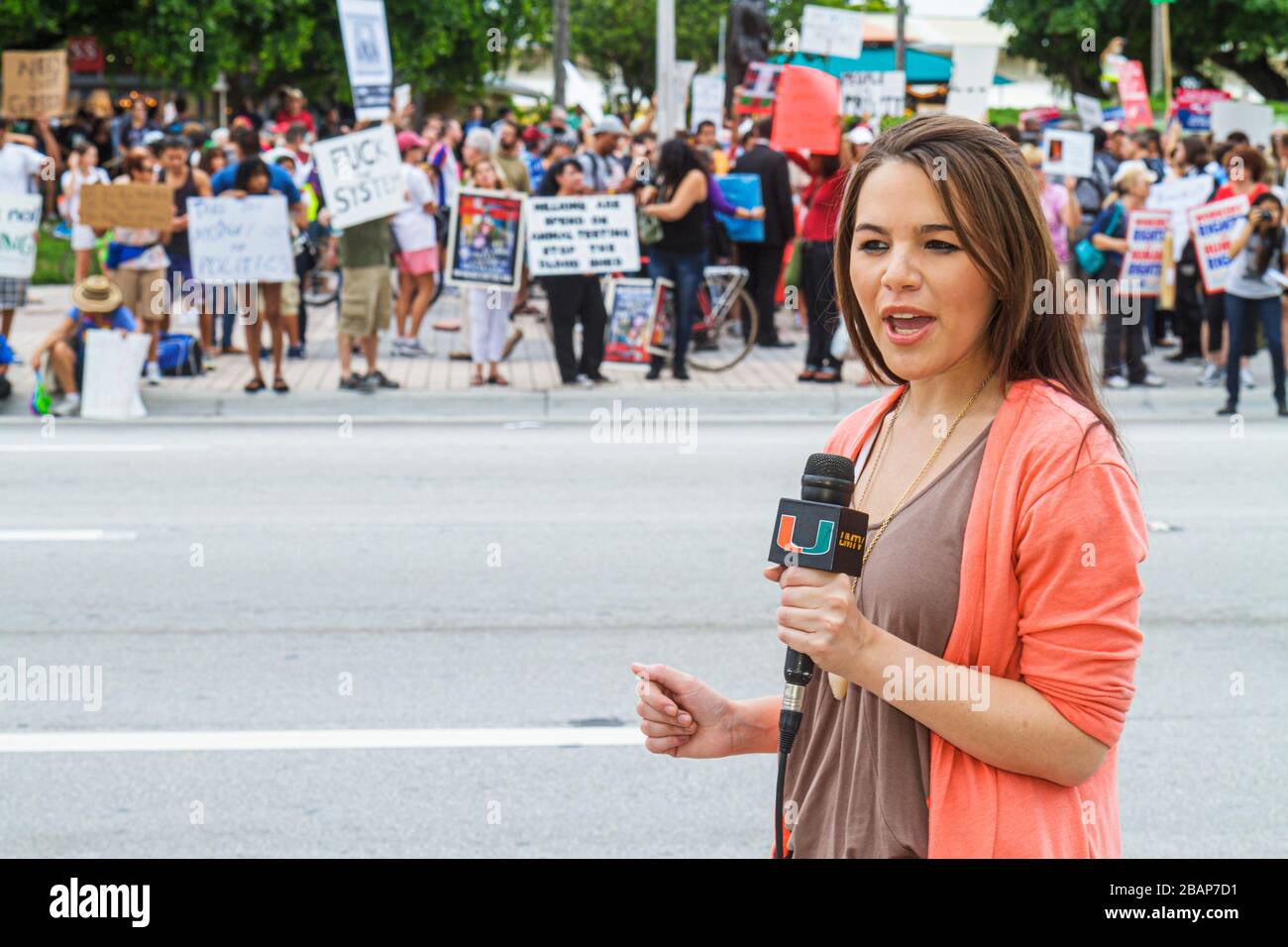 Miami Florida, Biscayne Boulevard, Freiheitsfackel, Occupy Miami, Demonstration, Protest, Demonstranten, Anti Wall Street, Banken, Gier der Unternehmen, Schild, Poster, Messag Stockfoto