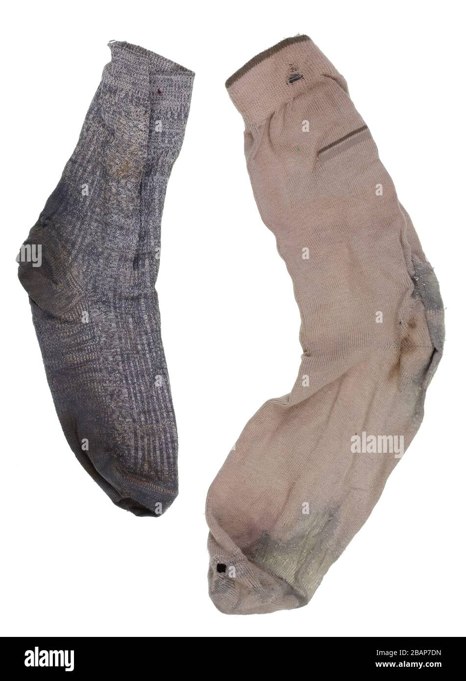 Yin und Yang, Männer und Frauen - zwei alte, zerlumpte, stinkende Socken  Stockfotografie - Alamy