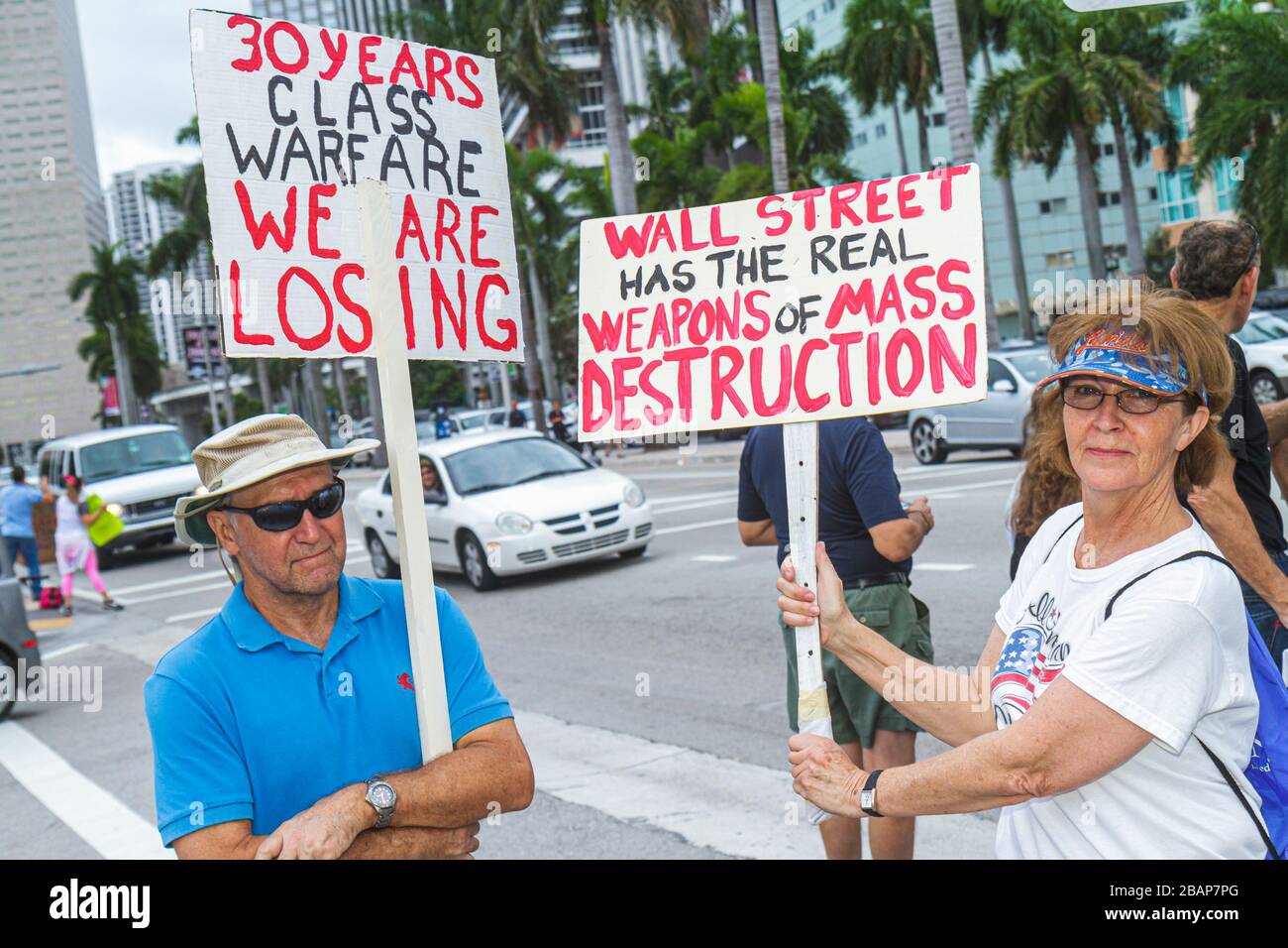 Miami Florida, Biscayne Boulevard, Freiheitsfackel, Occupy Miami, Demonstration, Protest, Demonstranten, Anti-Wall Street, Banken, Gier der Unternehmen, Schild, Logo, Poster, m Stockfoto