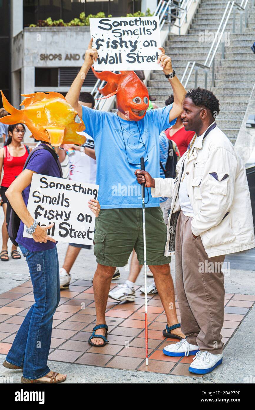 Miami Florida, Stephen P. Clark Government Center, Zentrum, Occupy Miami, Demonstration, Protest, Protestierende, Anti-Wall Street, Banken, Gier der Unternehmen, Schild, Logo Stockfoto