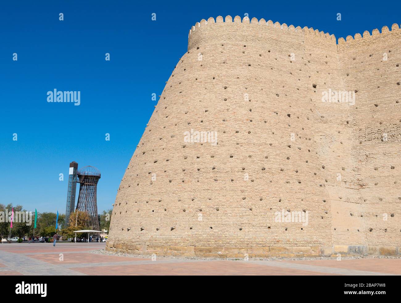 Mauer der Festung Buchara (Ark) und Shukhov Turm aus der sowjetischen Zeit vor kurzem für Touristen modernisiert. Buchara, Usbekistan. Stockfoto