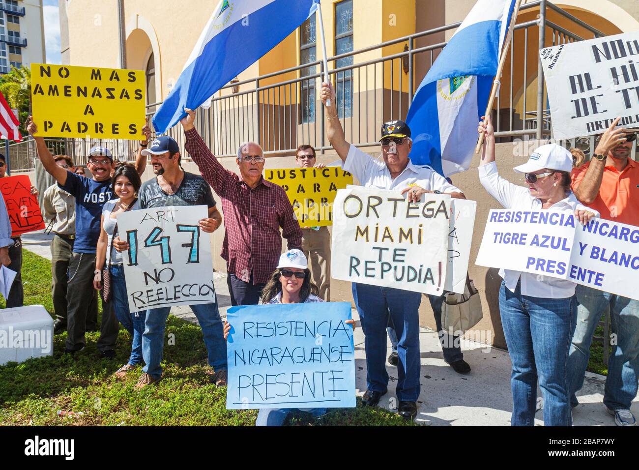 Miami Florida, Flagler Street, in der Nähe des Generalkonsulats von Nicaragua, Protest, Protestler, Schilder, Demonstration, spanische Sprache, zweisprachig, anti-nicaraguanische pol Stockfoto
