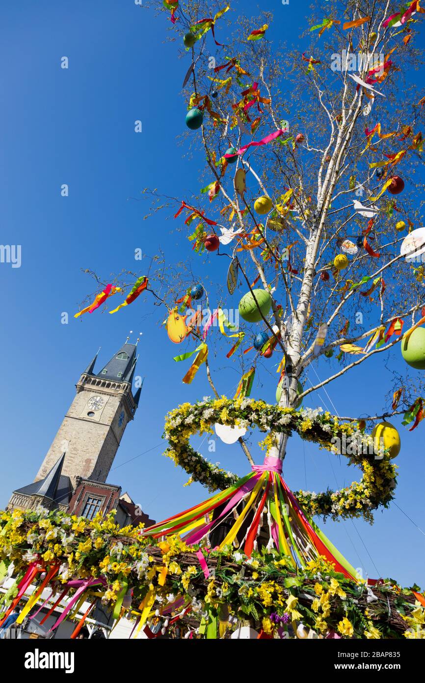 Velikonocni trhy, Staromestske namesti, Stare Mesto (UNESCO), Praha, Ceska republika / Ostermarktdekoration, Altstädter Ring, Altstadt (UNESCO), P Stockfoto