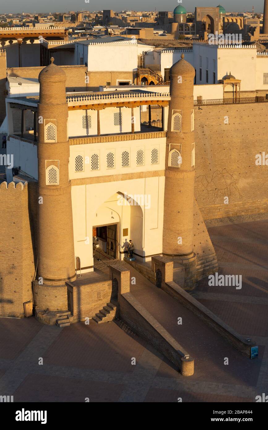 Wand des Eingangstors der Festung Buchara am späten Nachmittag. Die Arche von Buchara ist eine massive Festung in Buchara, Usbekistan Zentralasien Stockfoto
