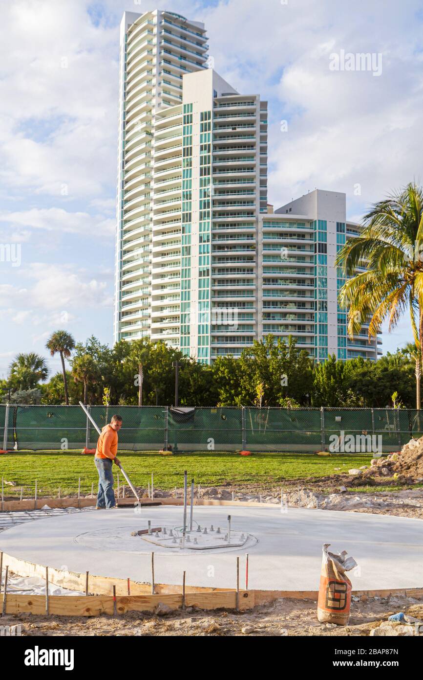 Miami Beach Florida, South Pointe Park, Point, unter Neubau Baumeister, Betonfundament, Hispanic Latino ethnische Einwanderer im Stockfoto