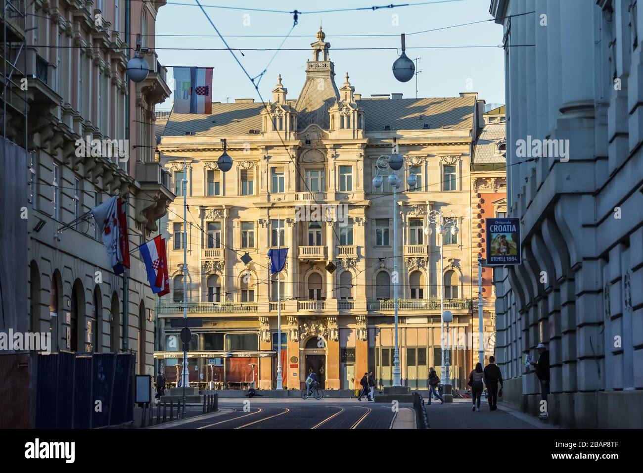 Zagreb, Kroatien - 19. März 2020: Ban Jelacic Platz, Hauptplatz in Zagreb ist während der üblichen Hauptverkehrszeit wegen Corona-Viruskrise fast leer. Stockfoto