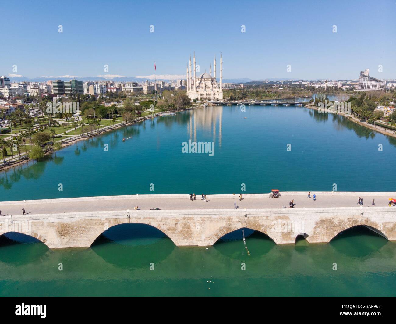 Luftaufnahme der Sabancı-Moschee, Adana Turkey auf der Seite des Flusses Seyhan. Stockfoto