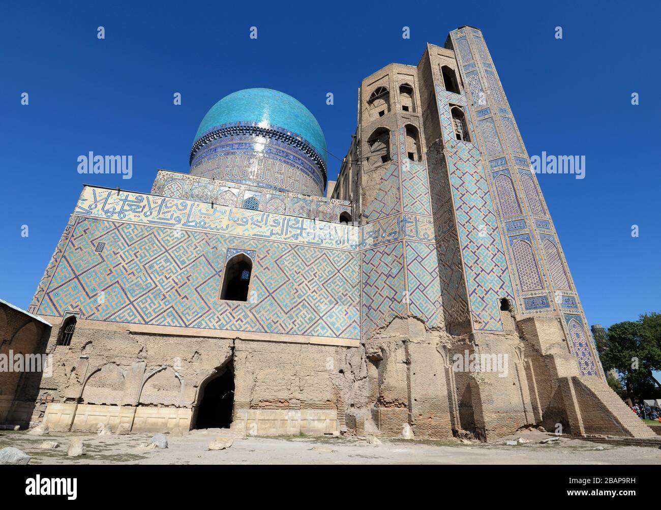 Bibi-Khanym Moschee Hauptgebäude in Samarkand, Usbekistan. Perser mit Keramikfliesen und türkisfarbener Kuppel. Bibi Khanum in schlechtem Erhaltungszustand. Stockfoto