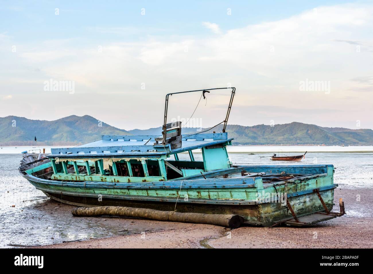 Altes Boot bei Ebbe auf der Insel Ko Yao Noi in der Phang-Nga-Bucht in der Nähe von Phuket im Süden Thailands Stockfoto