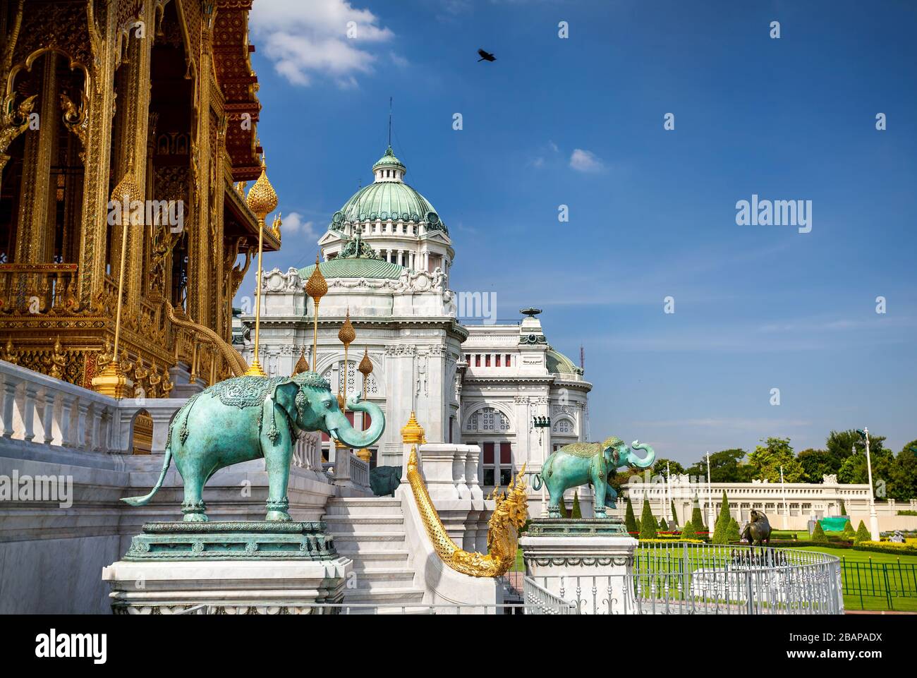 Der Ananta Samakhom Throne Hall in thailändischen Dusit Königspalast und grüne Elefantenstatuen in Bangkok, Thailand Stockfoto