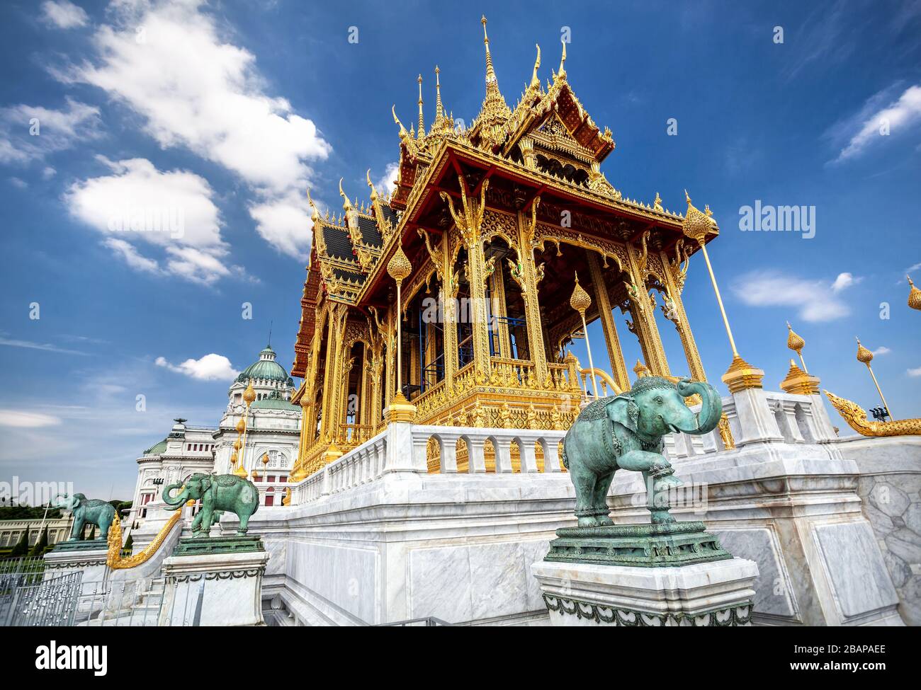 Der Ananta Samakhom Throne Hall in thailändischen Dusit Königspalast und grüne Elefantenstatuen in Bangkok, Thailand Stockfoto