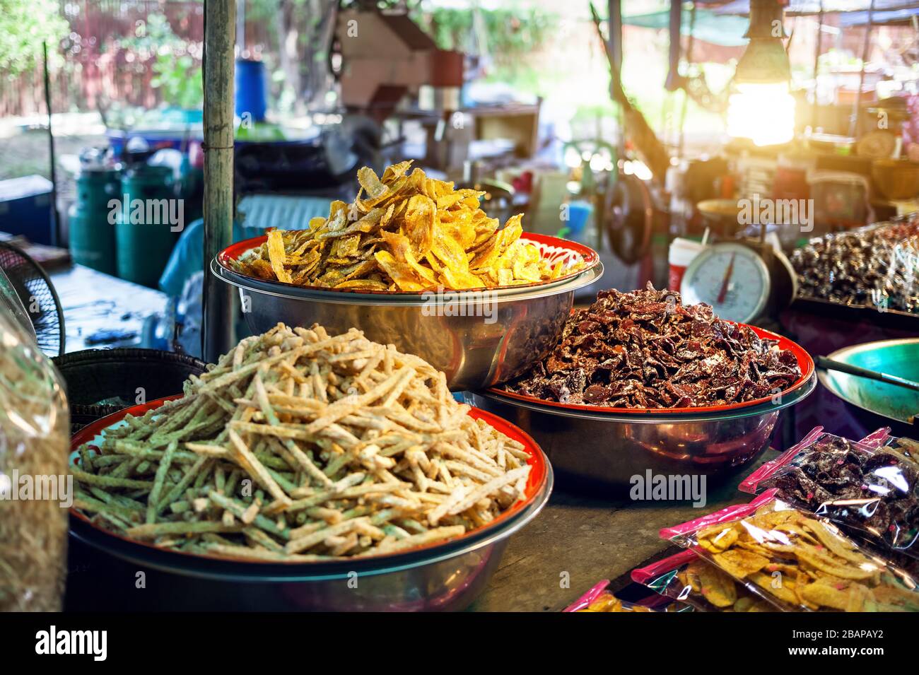 Thailändisches Essen in der Nähe, Braten Chips von Obst und Gemüse in traditionellen Markt in Thailand Stockfoto