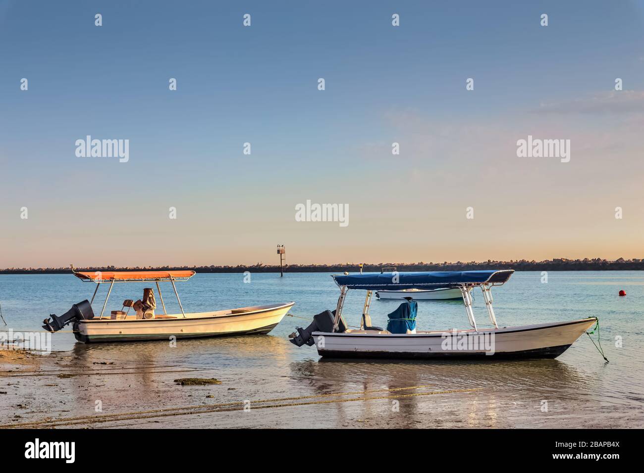 Fischerboote in der Damam-See bei Saudi-Arabien. Stockfoto