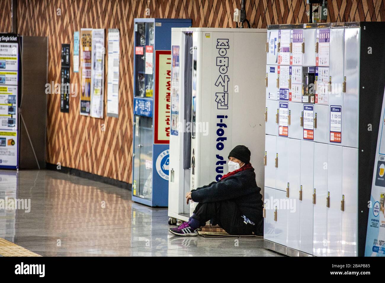 Älterer Obdachloser, der während der Coronavirus Pandemie in Seoul, Südkorea, eine Schutzmaske trägt Stockfoto