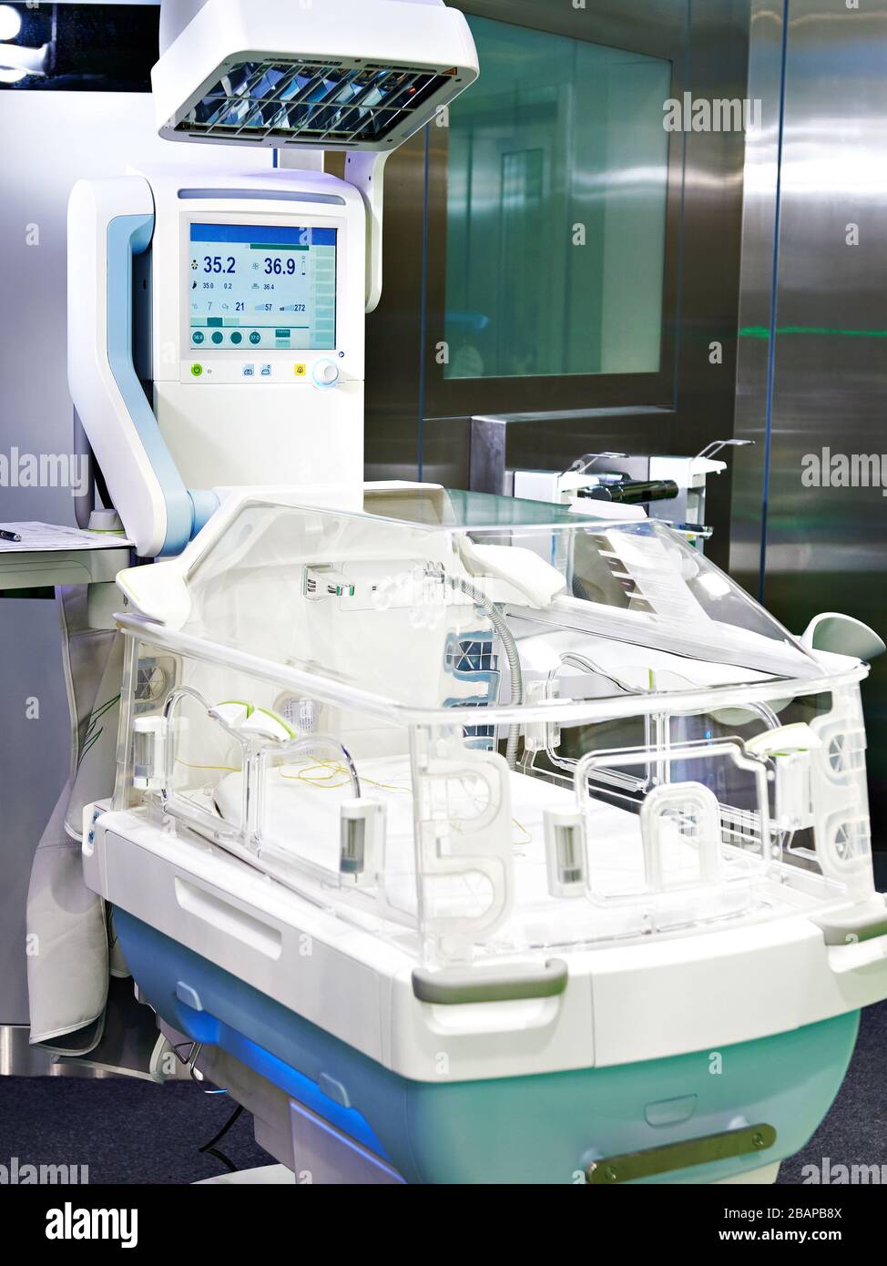 Moderner therapeutischer Säuglingswärmer. Inkubator für Neugeborene, verwandelt in ein offenes Reanimationssystem Stockfoto
