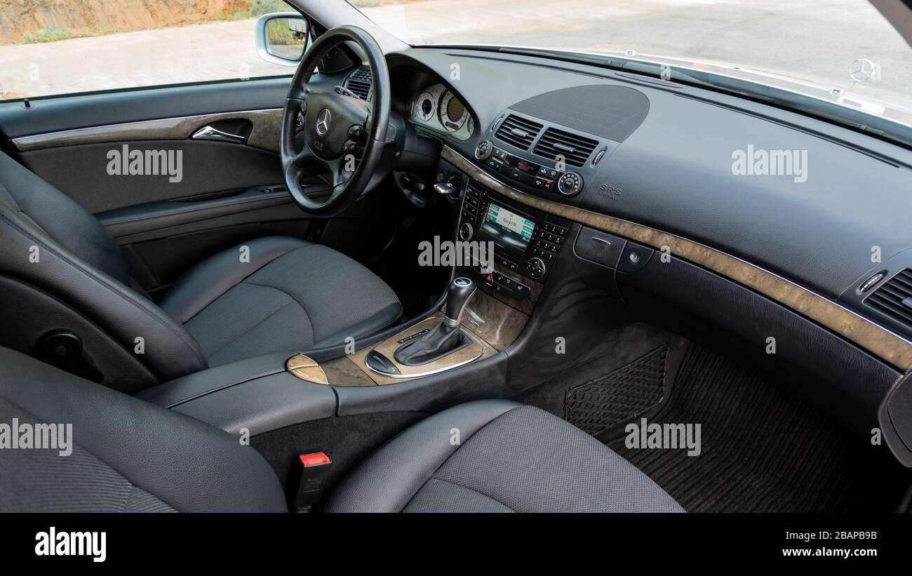 Interieur aus schwarzem Leder, Mercedes Benz W211 Avantgarde mit Polsterung  kombiniert mit Leder und Textil, keine Menschen Stockfotografie - Alamy