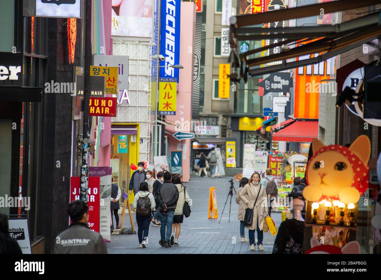 Normalerweise überfüllte Myongdong-Markt an einem Samstagnachmittag während der Coronavirus Pandemie, Seoul, Südkorea Stockfoto