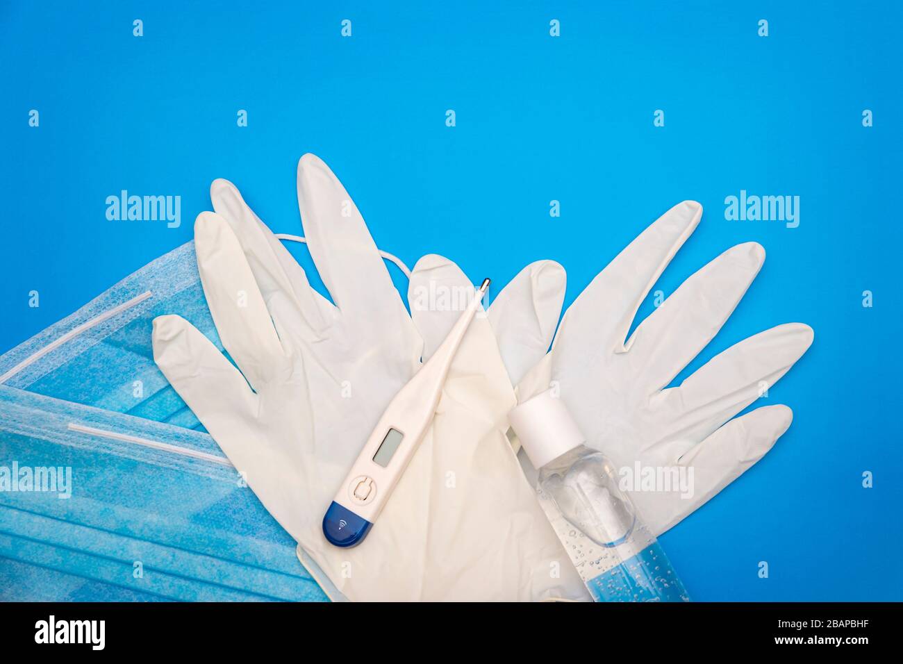 Draufsicht Bild der Pandemie-Grundversorgung auf klassischem blauem Hintergrund Stockfoto
