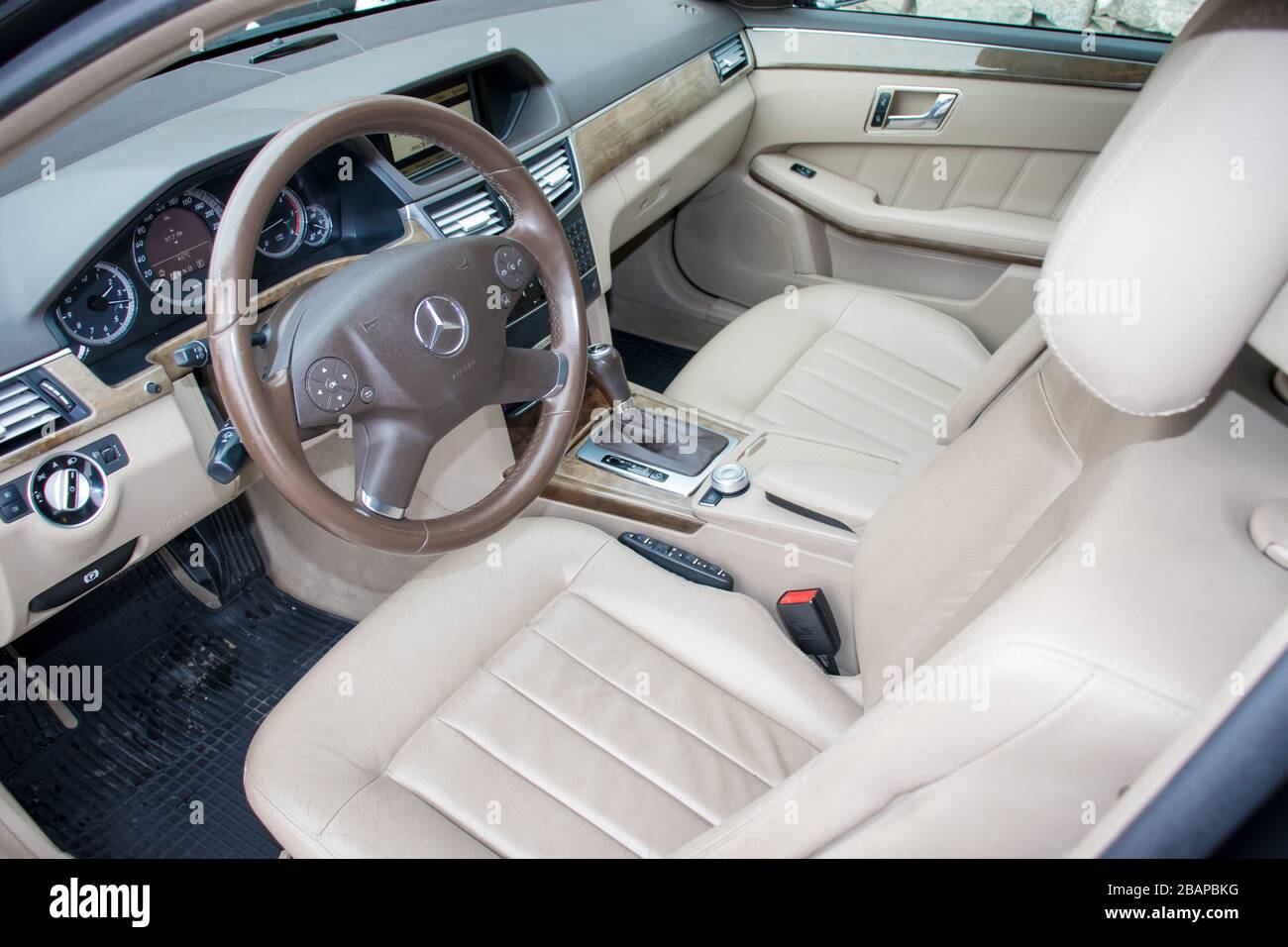 Mercedes Benz W212 - Jahr 2013, Avantgarde-Ausstattung, beigefarbenes Leder  Luxus-Interieur - E-Klasse 250 CDI, Sonderanfertigungen - von Mitarbeitern  hergestelltes Auto Stockfotografie - Alamy