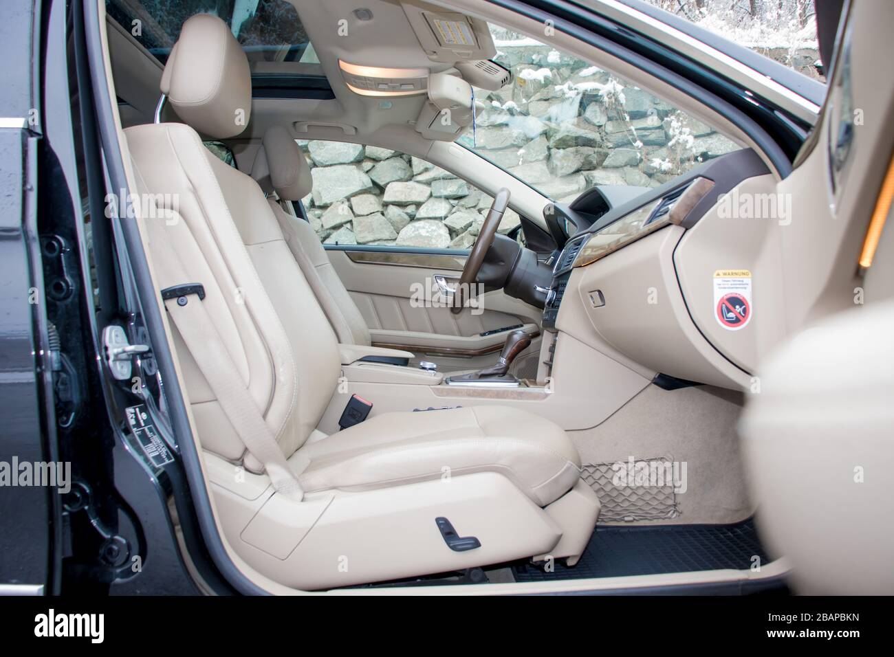 Mercedes Benz W212 - Jahr 2013, Avantgarde-Ausstattung, beigefarbenes Leder Luxus-Interieur - E-Klasse 250 CDI, Sonderanfertigungen - von Mitarbeitern hergestelltes Auto, Stockfoto