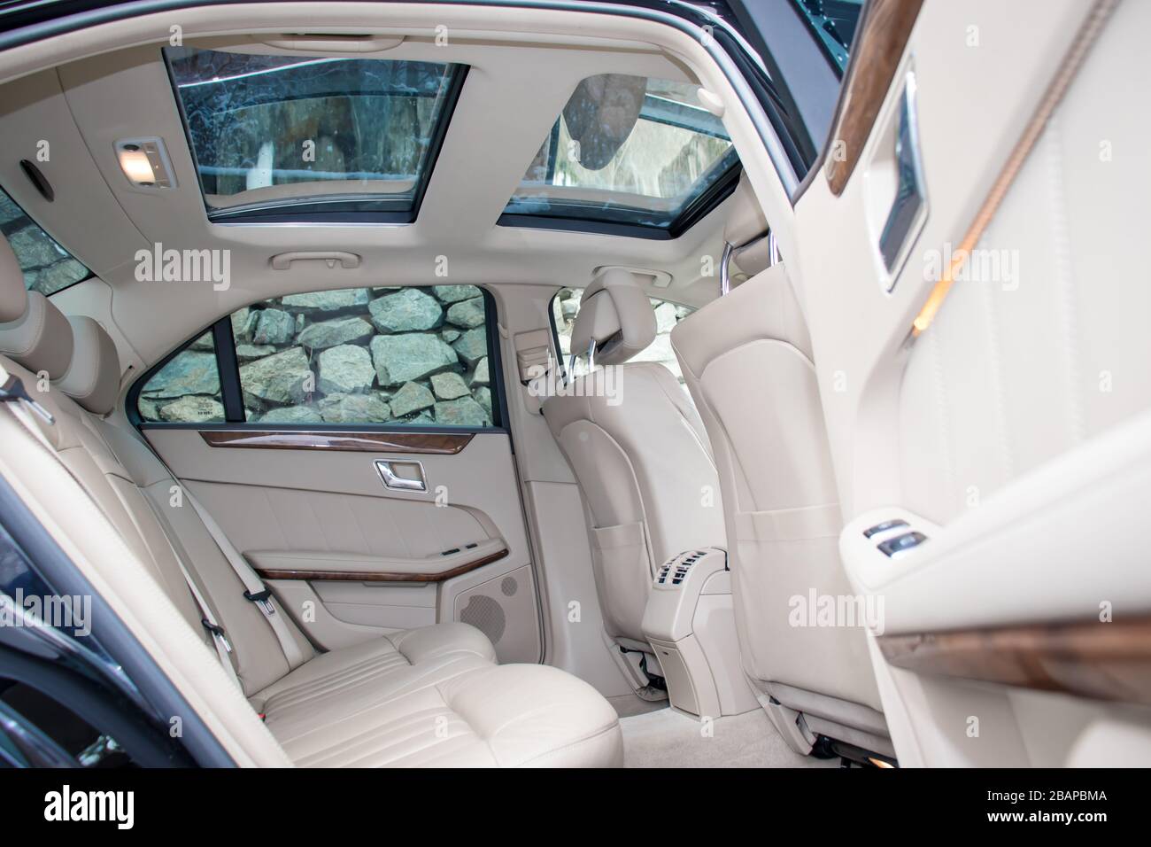 Interieur aus schwarzem Leder, Mercedes Benz W211 Avantgarde mit Polsterung  kombiniert mit Leder und Textil, keine Menschen Stockfotografie - Alamy