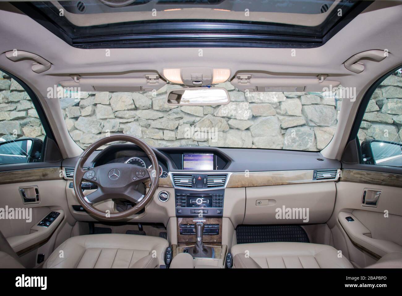 Mercedes Benz W212 - Jahr 2013, Avantgarde-Ausstattung, beigefarbenes Leder Luxus-Interieur - E-Klasse 250 CDI, Sonderanfertigungen - von Mitarbeitern hergestelltes Auto, Stockfoto