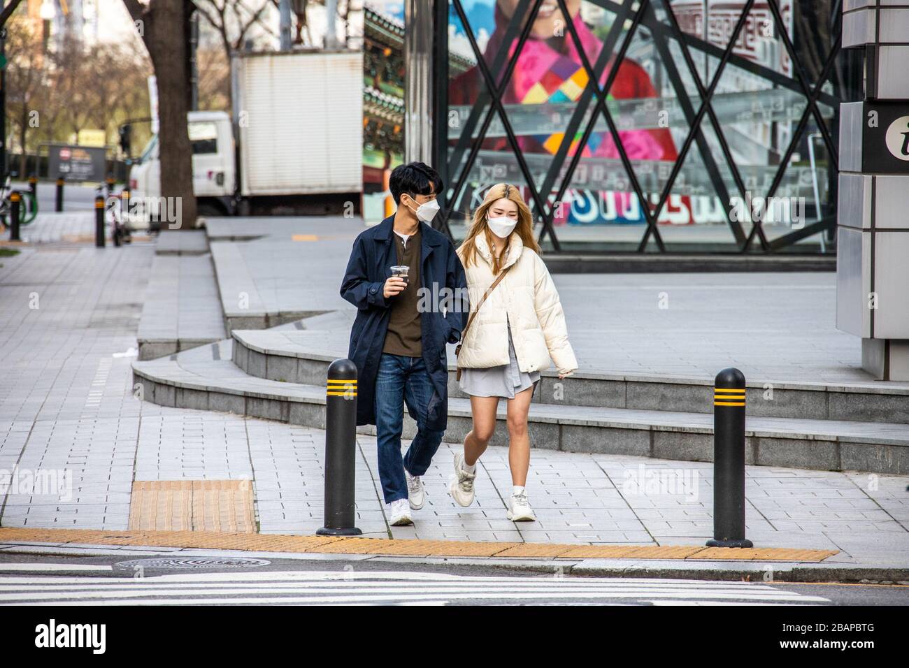 Attraktives junges Paar, das während der Coronavirus Pandemie, Seoul, Südkorea Masken trägt Stockfoto