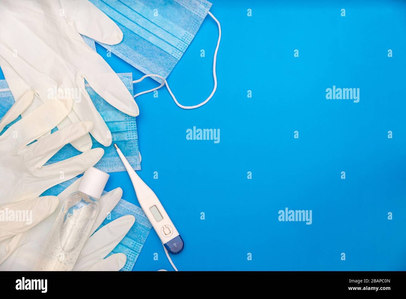 Draufsicht des medizinischen Zubehörs, um Infektionen auf klassischem blauem Hintergrund zu verhindern Stockfoto