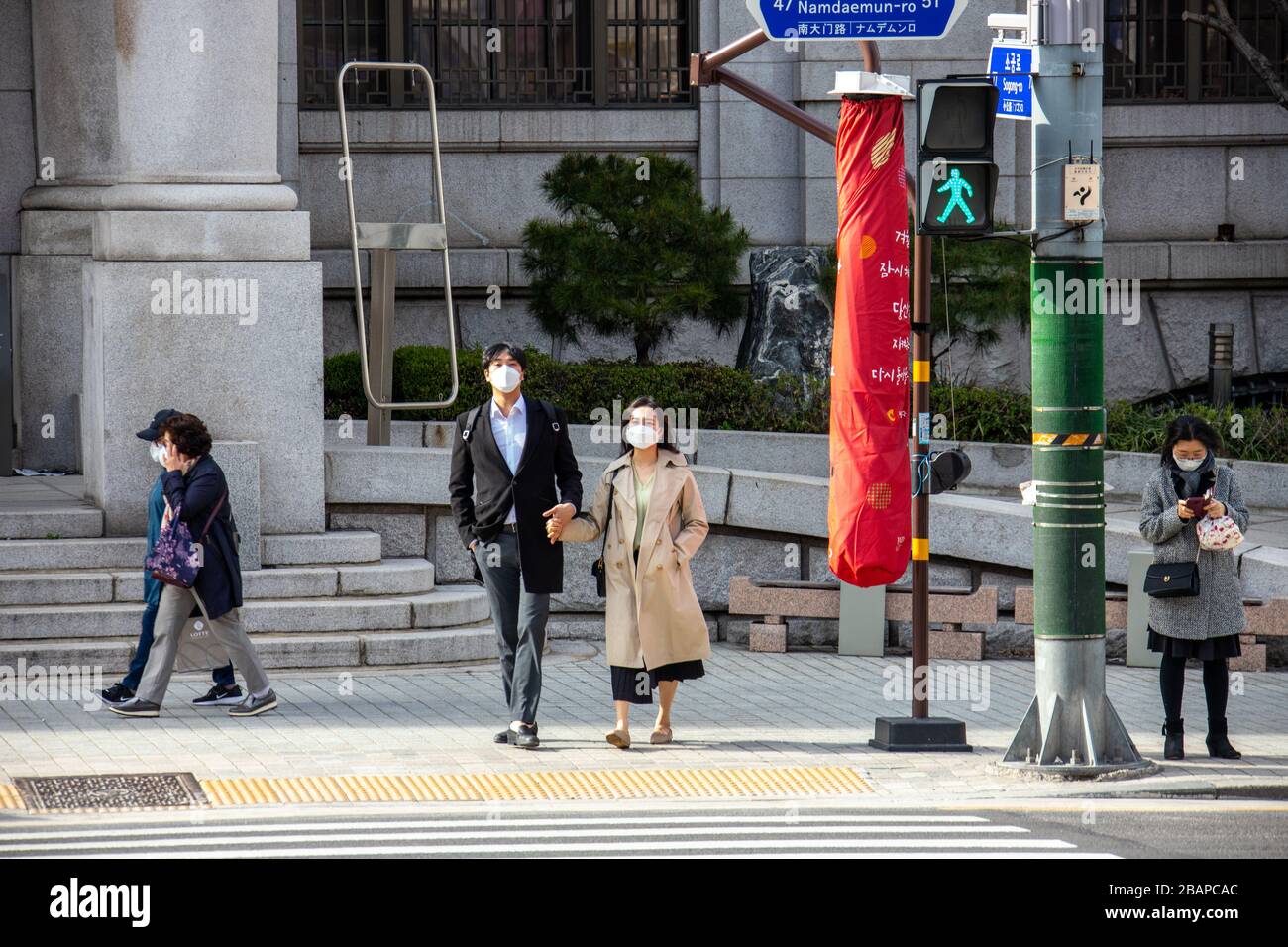 Attraktives junges Paar, das während der Coronavirus Pandemie, Seoul, Südkorea Masken trägt Stockfoto