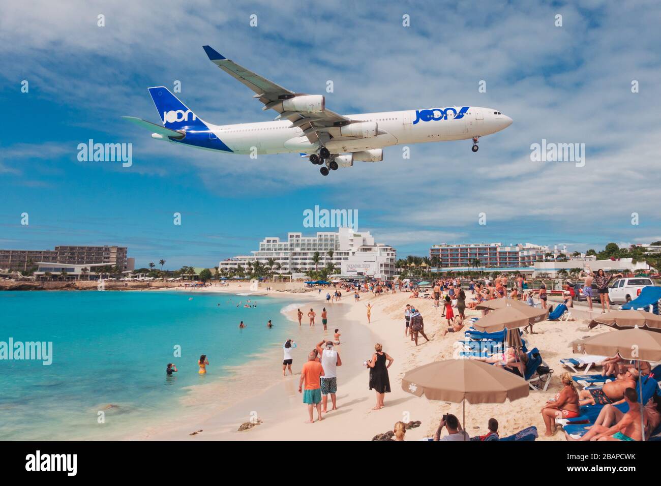 Ein Air France JOON Airbus A340-300 fährt über Touristen am Maho Beach, St. Maarten Stockfoto