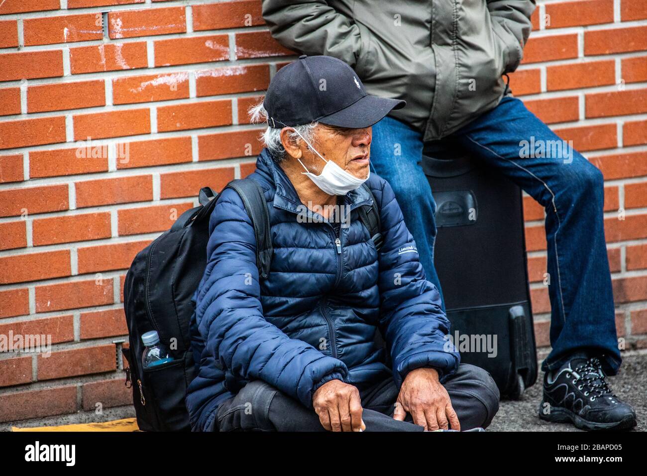 Älterer Mann, der während der Coronavirus Pandemie in Seoul, Südkorea, eine Schutzmaske trägt Stockfoto