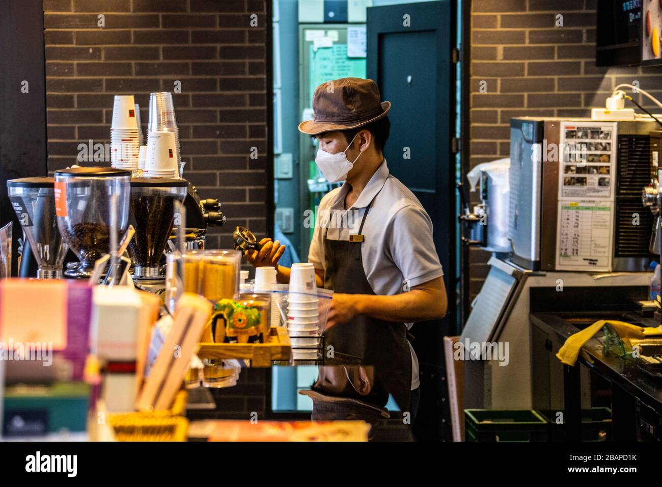 Barista im Twosome-Place-Café, das während der Coronavirus Pandemie, Seoul, Südkorea, eine Maske trägt Stockfoto