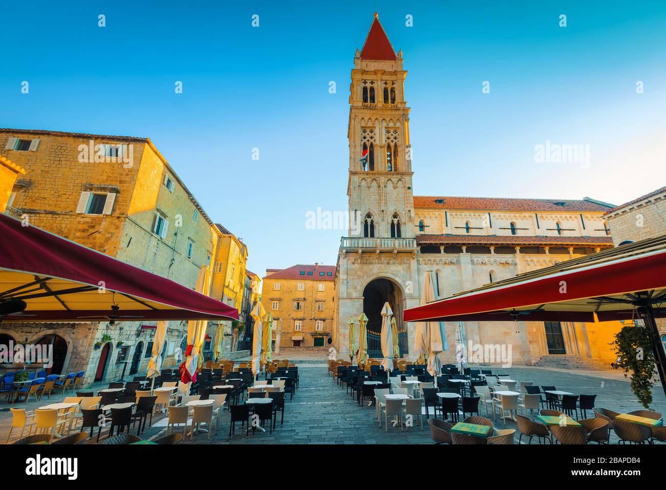 Wunderbares, geräumiges Café und Restaurant in der Altstadt von Trogir, Dalmatien, Kroatien und Europa. Wunderschöne Reise- und Urlaubslage. Stockfoto