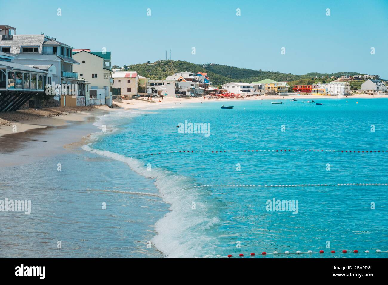 Abgesperrte Badebereiche im blauen Wasser von Grand Case Beach, Saint Martin (französische Seite) Stockfoto