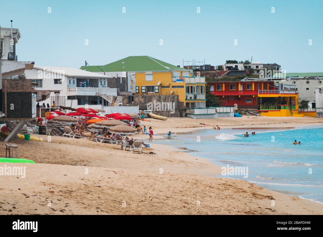 Das blaue Wasser und der goldene Sand von Grand Case Beach, Saint Martin (französische Seite) Stockfoto